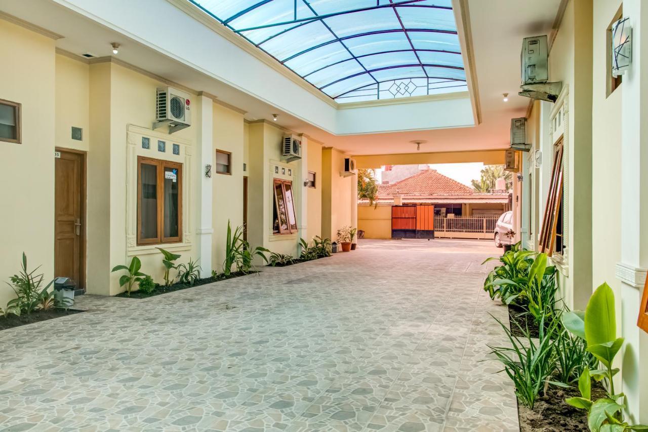 Oyo 3831 Pelangi Residence Syariah Solo Exterior foto