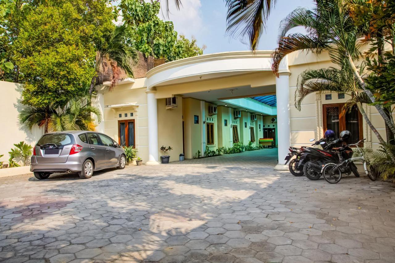 Oyo 3831 Pelangi Residence Syariah Solo Exterior foto