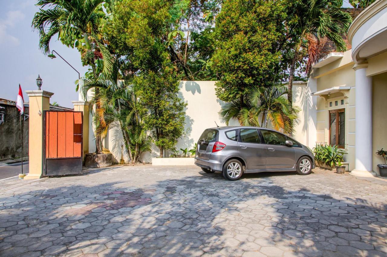 Oyo 3831 Pelangi Residence Syariah Solo Exterior foto