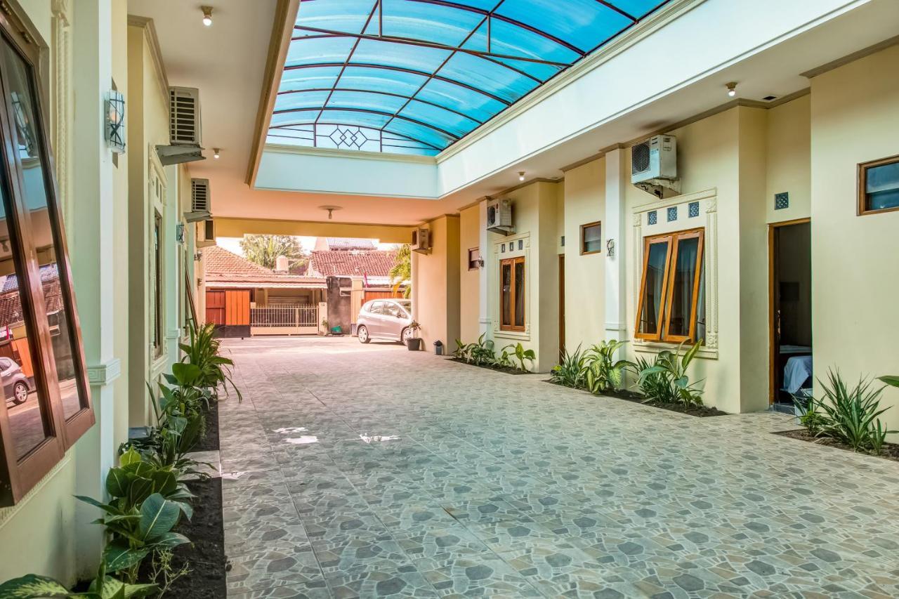 Oyo 3831 Pelangi Residence Syariah Solo Exterior foto