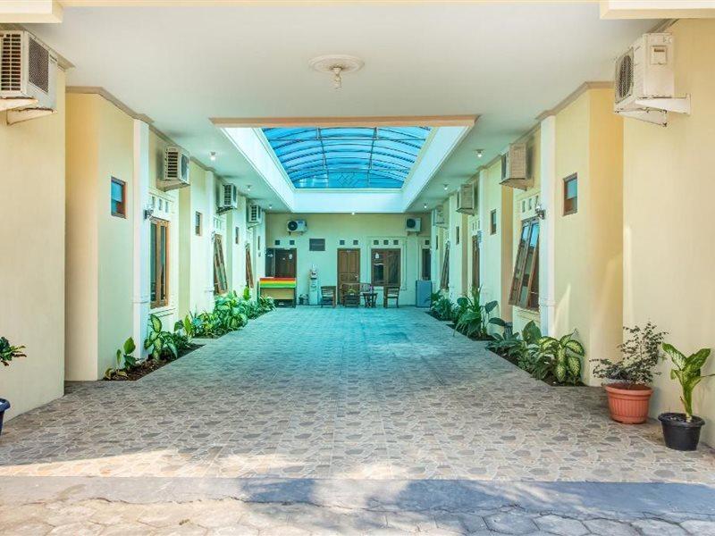 Oyo 3831 Pelangi Residence Syariah Solo Exterior foto